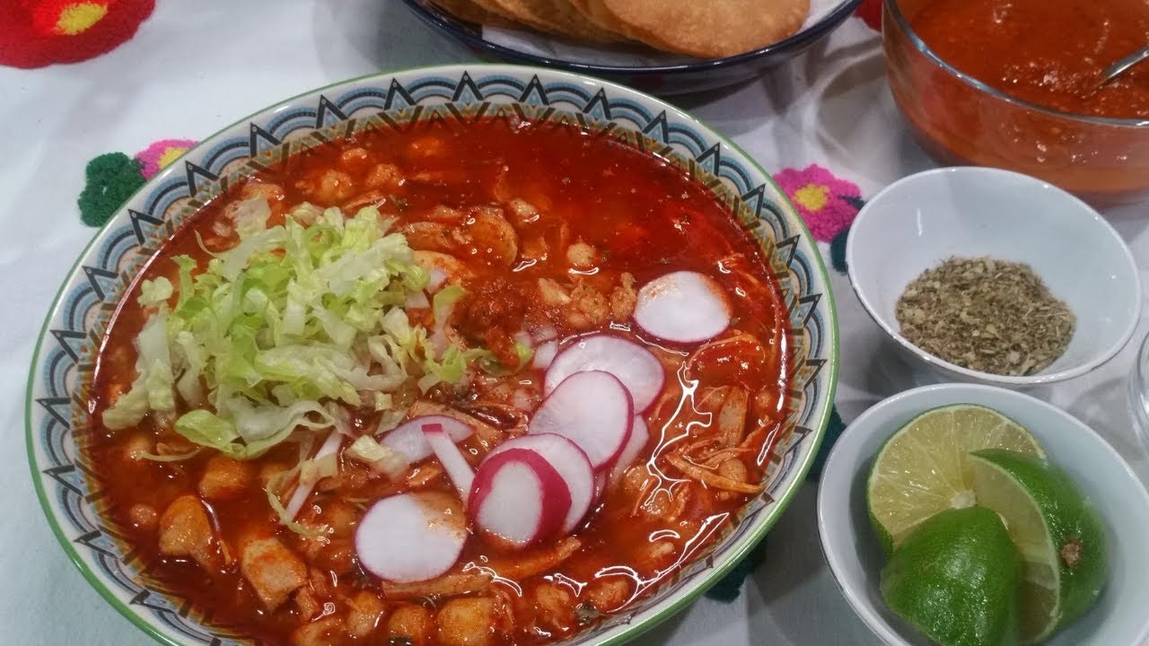 Sopa tradicional mexicana hecha a base de granos de maíz que se agrega carnes y verduras